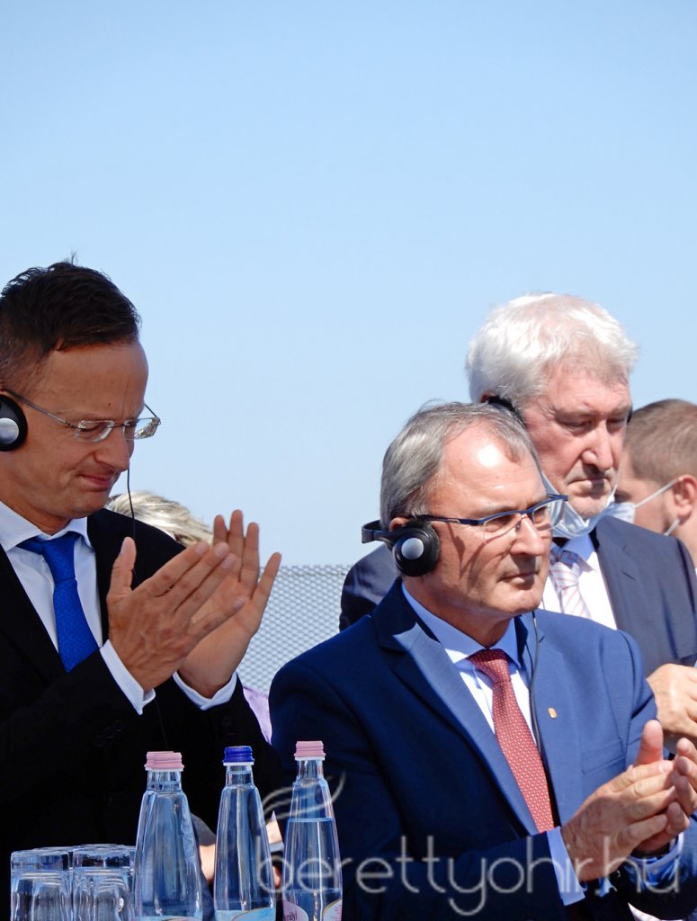 Átadták az M4-es autópálya Ártándig tartó szakaszát17